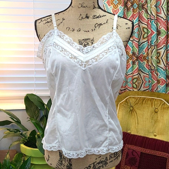 None Other - 💥3/$30 VINTAGE WHITE  CHEMISE WITH LACE DETAILS